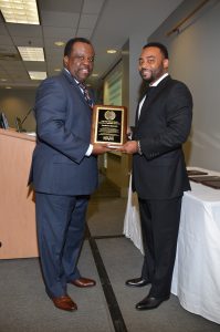 Myron Jackson, Presidente y Consejero Delegado de Design Group, entrega al Consejero Delegado de Southern Bancorp, Darrin Williams, el Premio a la Organización de Apoyo del Año.