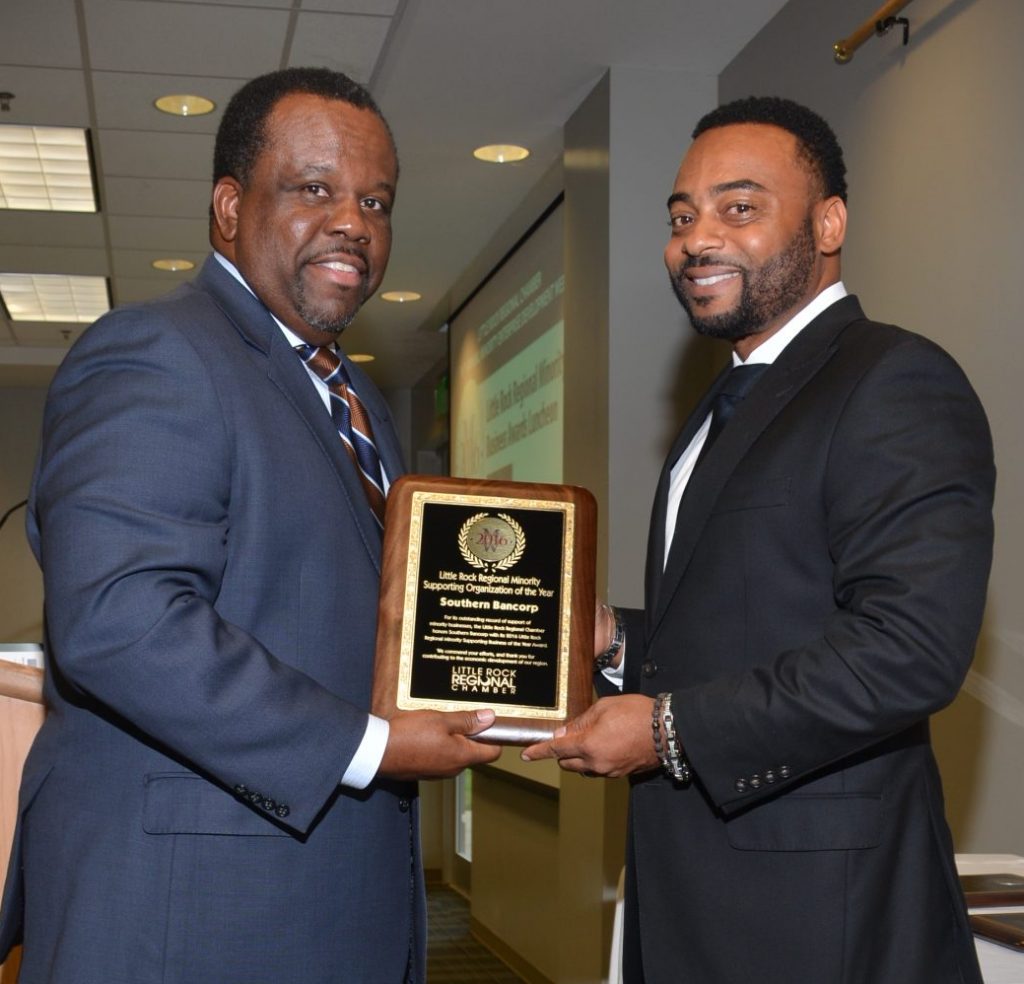 Darrin Williams recibe el premio de la Cámara de Comercio de Little Rock