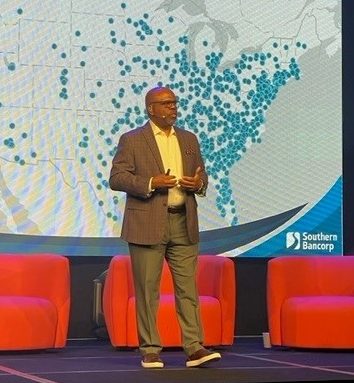 Darrin Williams habla en el escenario