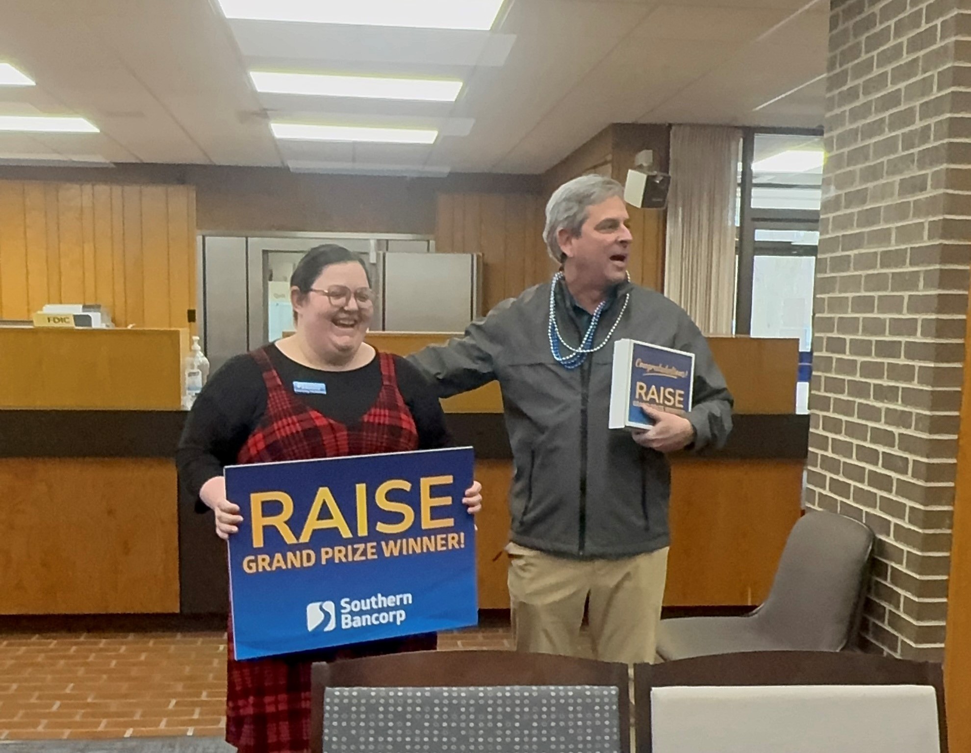 John sorprende a una de las ganadoras del Gran Premio RAISE 2025, Courtney McKinney (Trumann, AR)