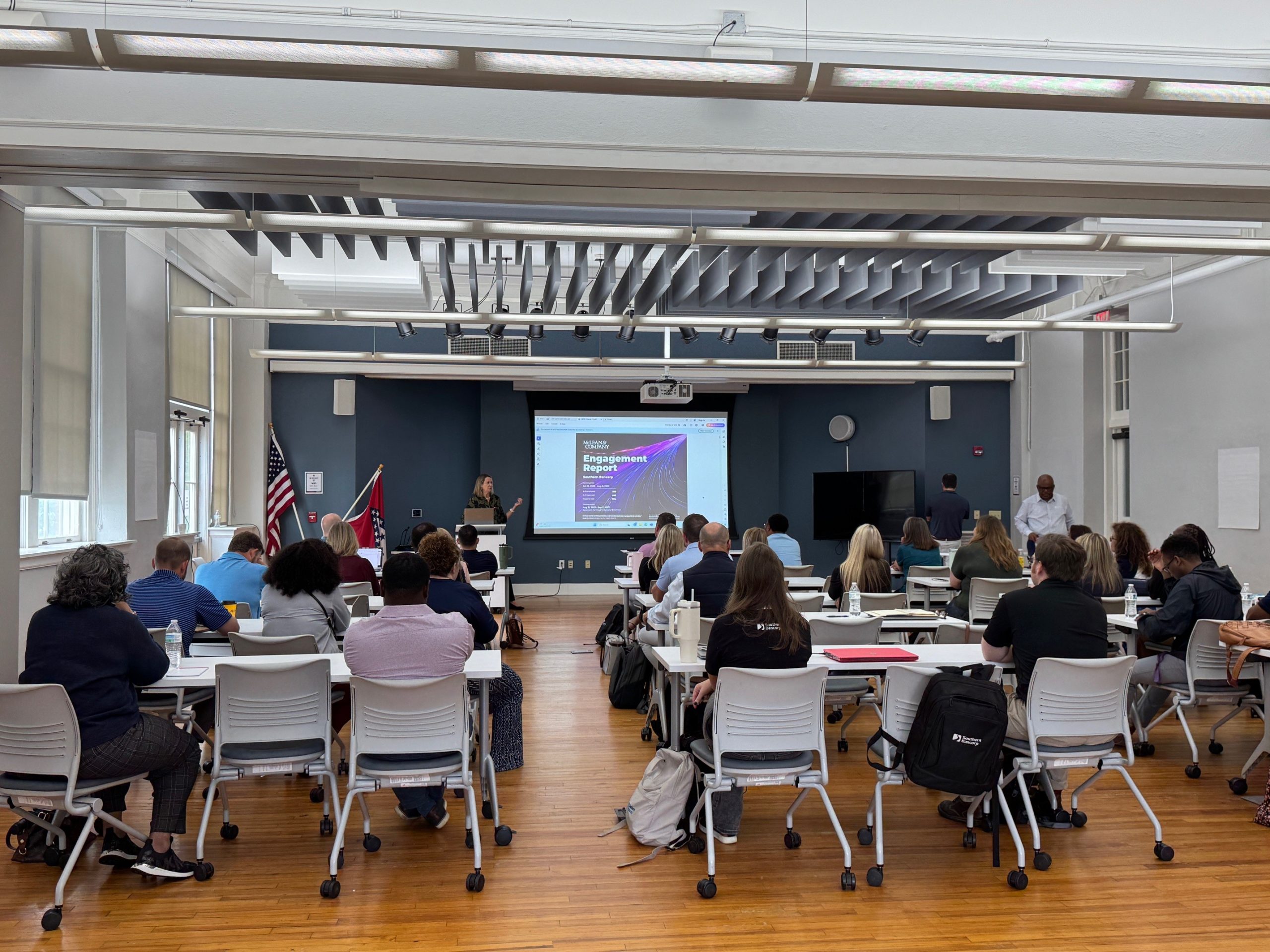 John sorprende a una de las ganadoras del Gran Premio RAISE 2025, Courtney McKinney (Trumann, AR)