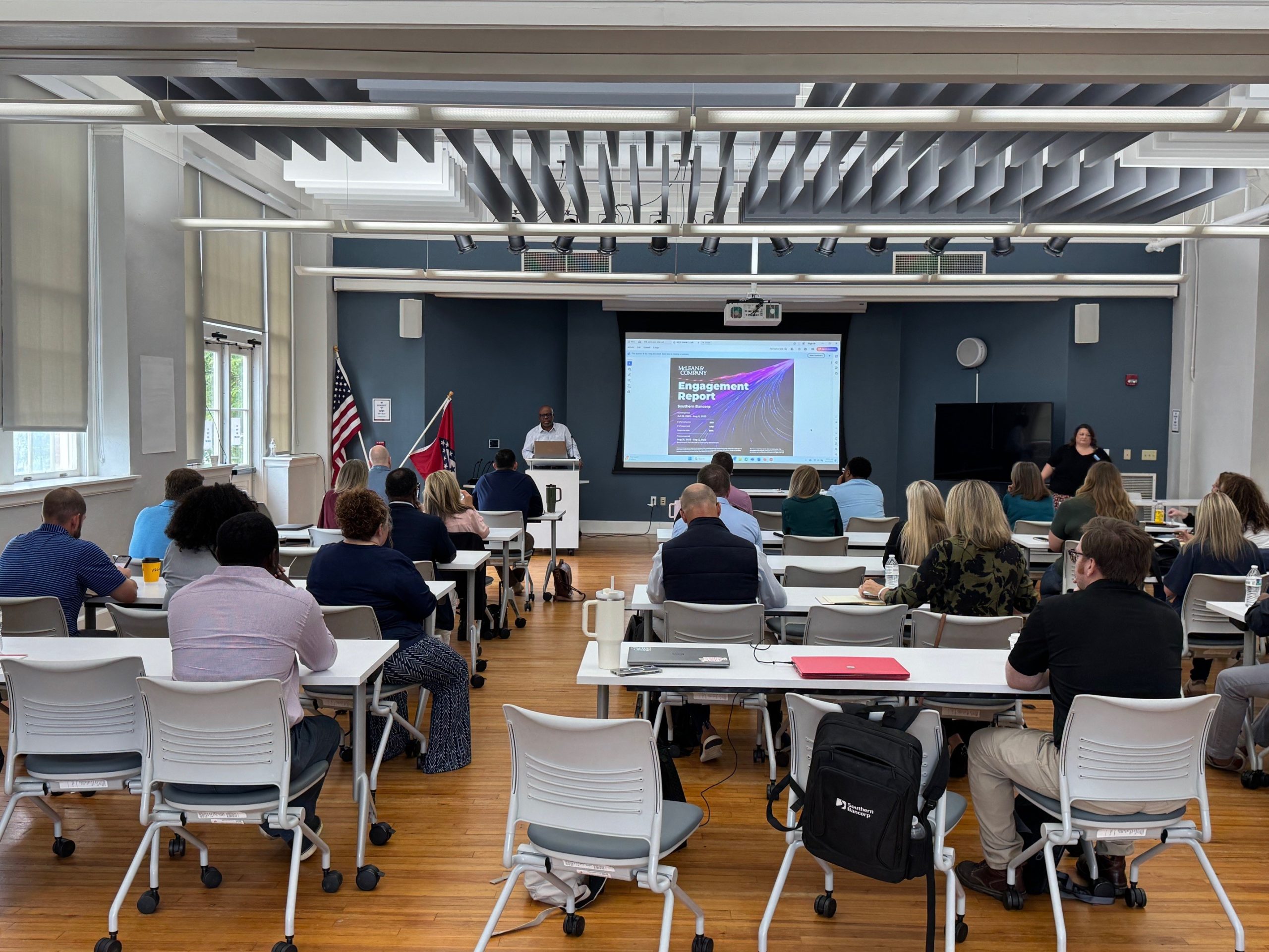 John celebra la jubilación de Charlestien Harris, asesor financiero de SBCP durante muchos años.