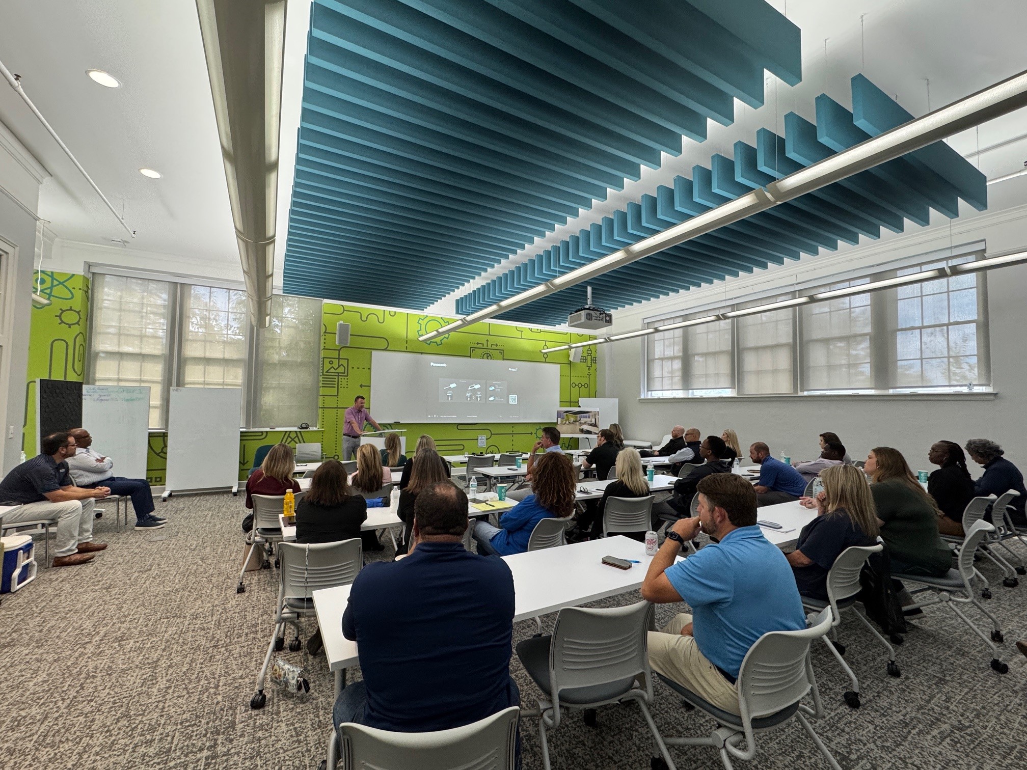 John y Darrin ayudan a la gente a presentar sus impuestos de forma gratuita en uno de nuestros eventos VITA Super Saturday.