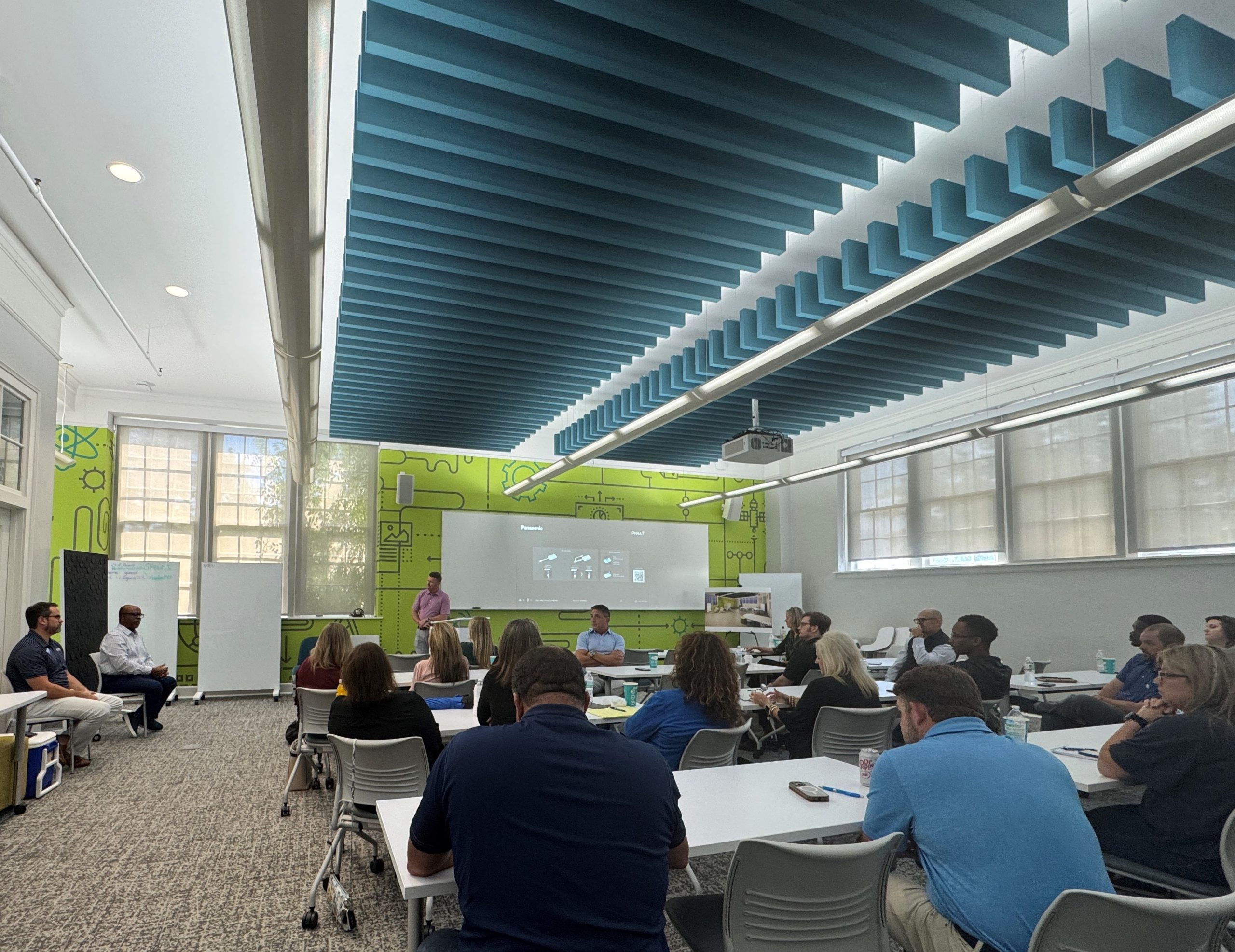 John y otros voluntarios del Núcleo Comunitario sirviendo comida en una celebración comunitaria de Little Rock.