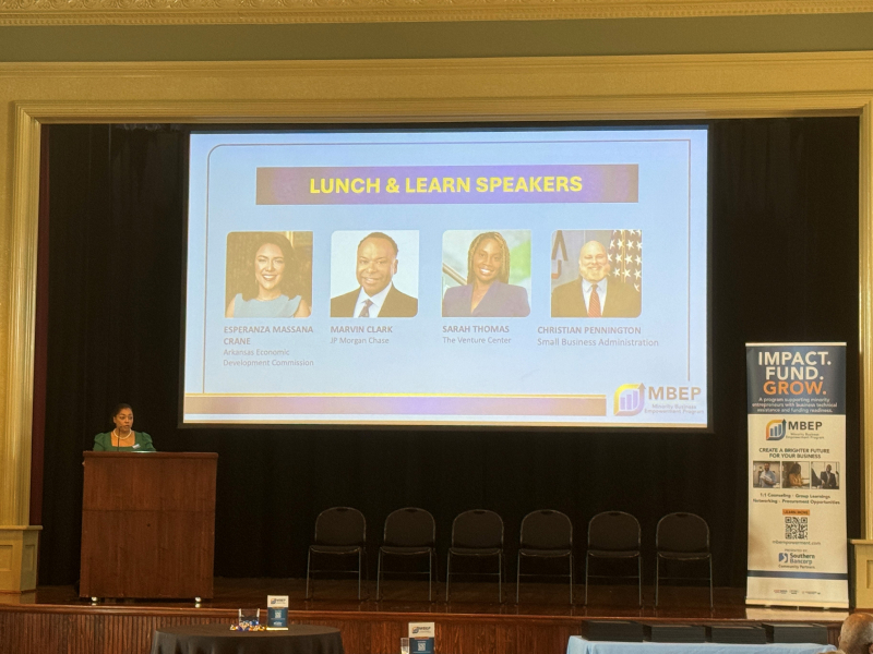 John sorprende a una de las ganadoras del Gran Premio RAISE 2025, Courtney McKinney (Trumann, AR)