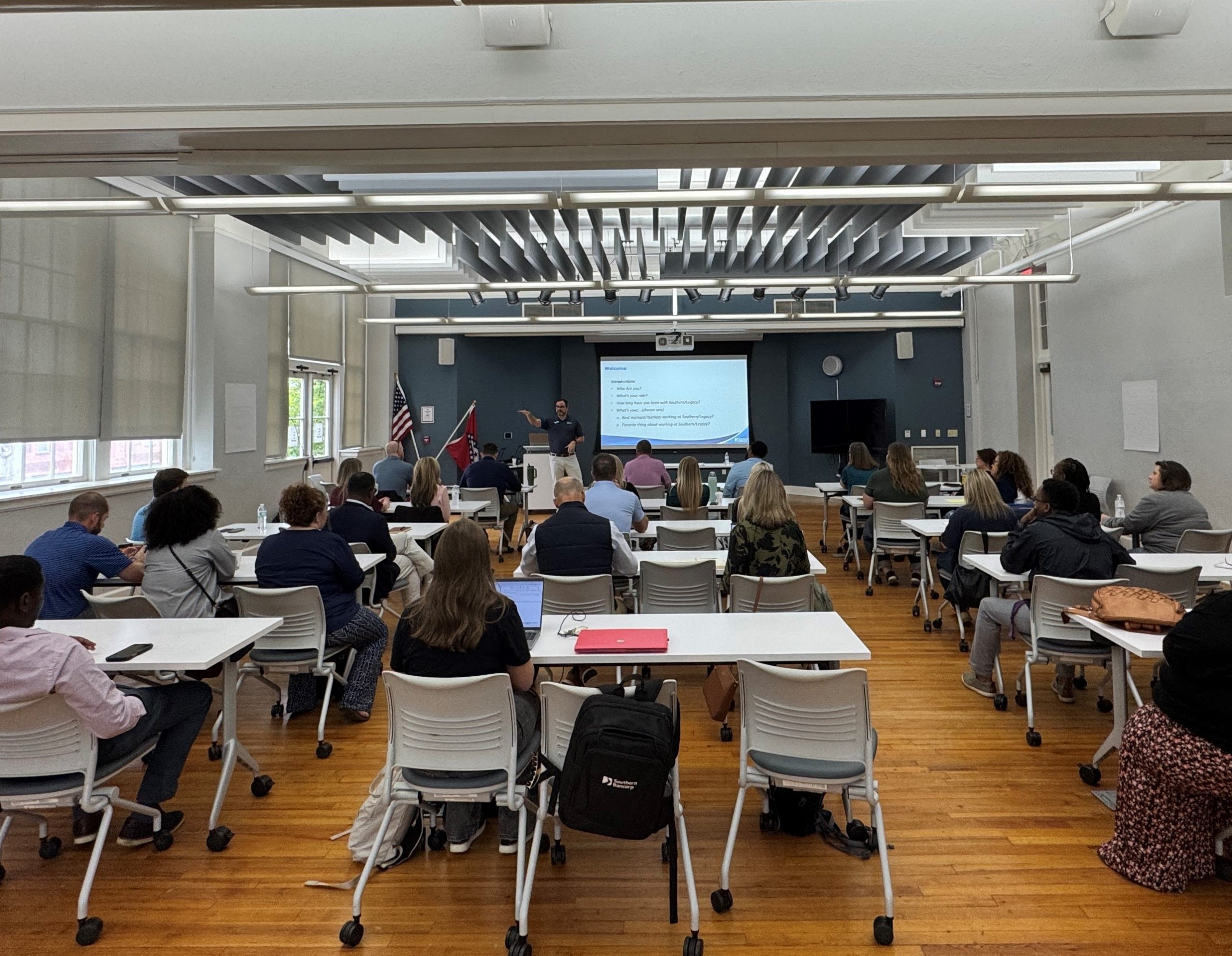 John sorprende a una de las ganadoras del Gran Premio RAISE 2025, Courtney McKinney (Trumann, AR)