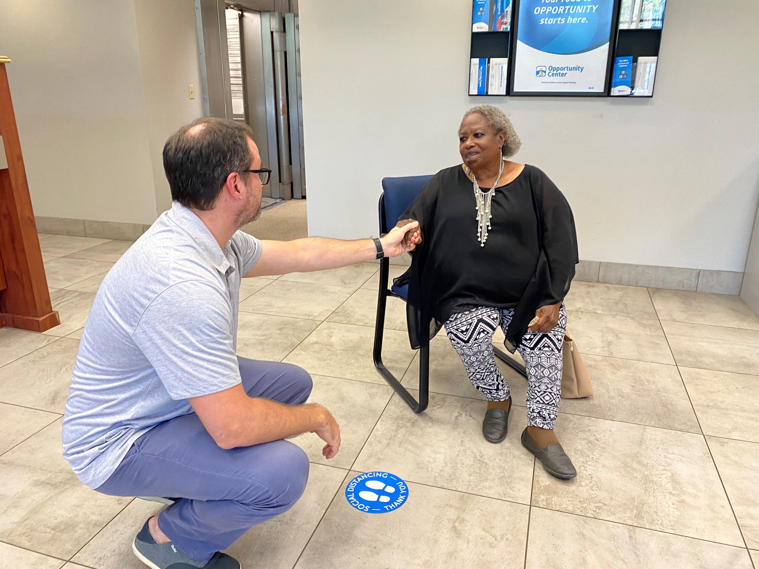 John celebra la jubilación de Charlestien Harris, asesor financiero de SBCP durante muchos años.
