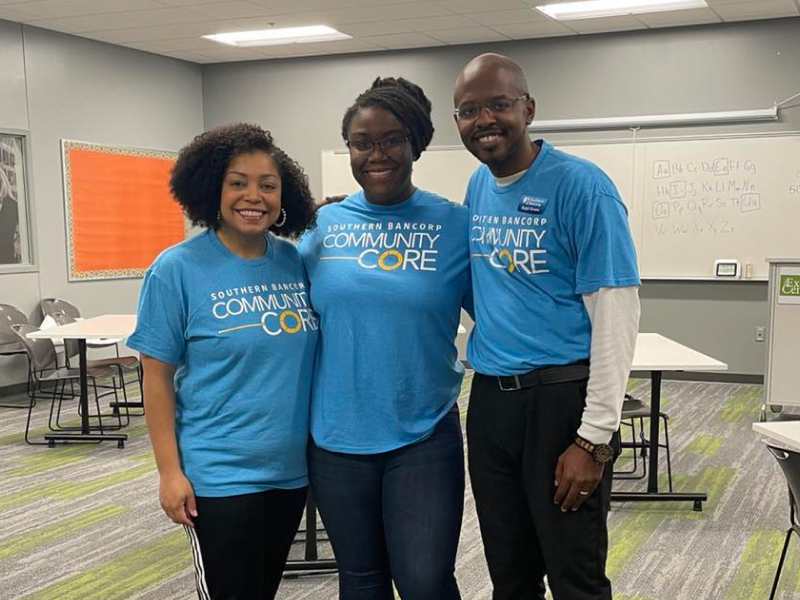 John y otros voluntarios del Núcleo Comunitario sirviendo comida en una celebración comunitaria de Little Rock.